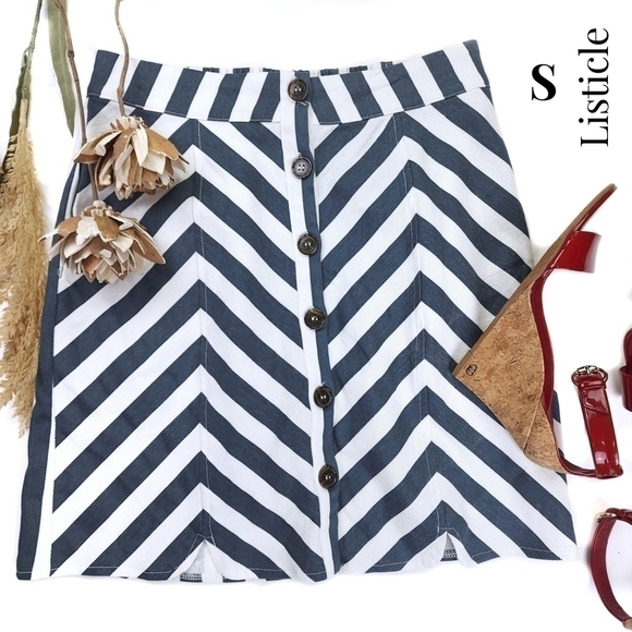 Listicle Dresses & Skirts - Listicle White Blue Chevron Skirt Sz S